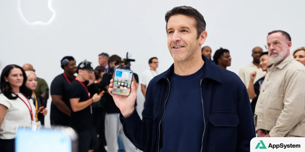 Un homme tient un iPhone allumé devant des journalistes