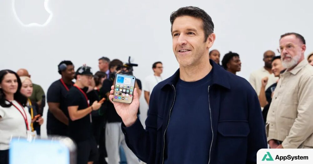 Un homme présente un iPhone dans un espace Apple