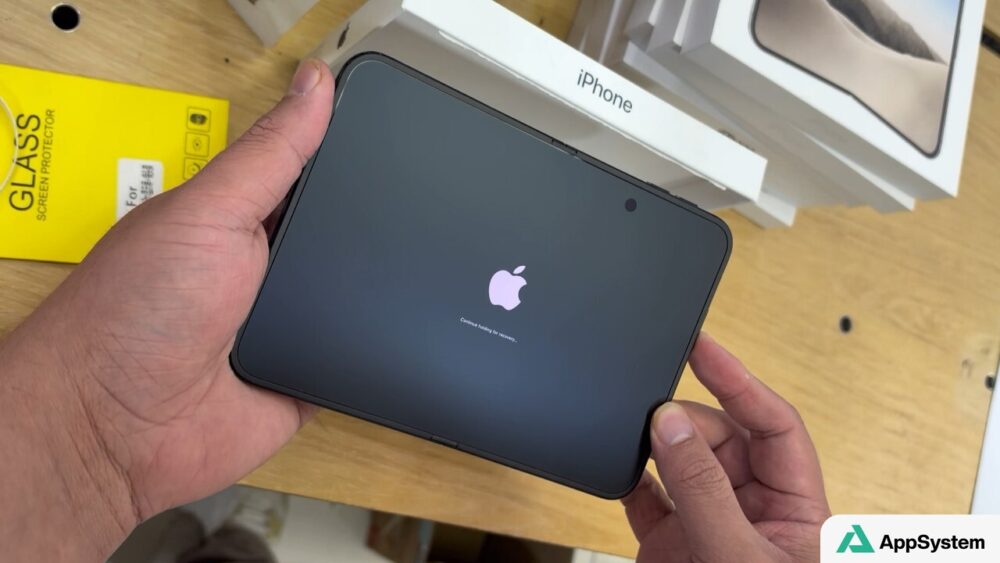 iPhone Duo tenu en main pendant son premier démarrage