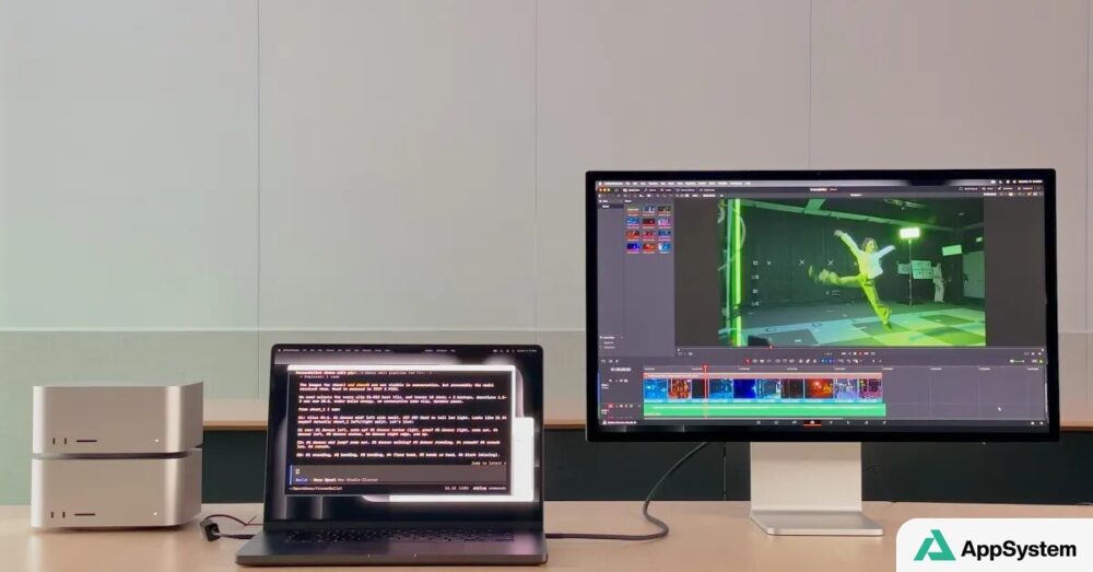 Mac Studio et ordinateur portable exécutant des tâches sur deux écrans