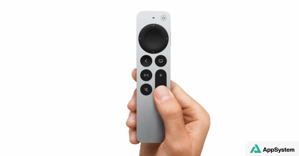 Nouvelle télécommande Siri Remote tenue par une main