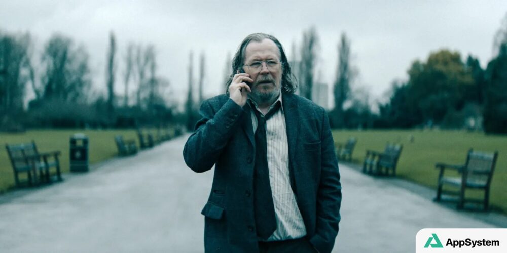 Personnage de Slow Horses marchant au téléphone dans un parc