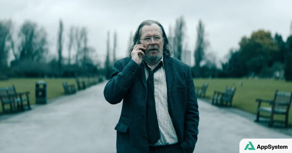 Personnage de Slow Horses au téléphone dans un parc