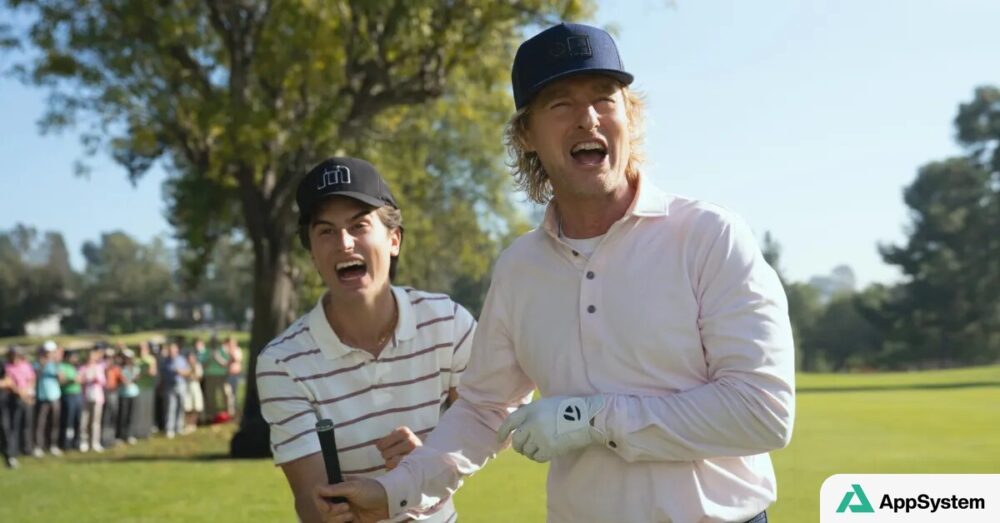 Deux hommes rient sur un parcours de golf, l’un tenant un club