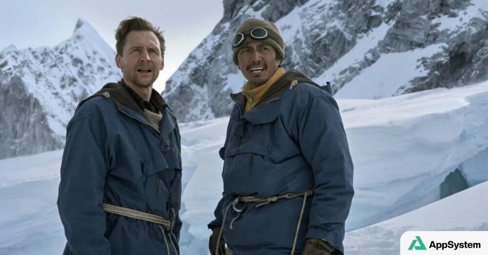 Tom Hiddleston et son partenaire en alpinistes dans un paysage enneigé